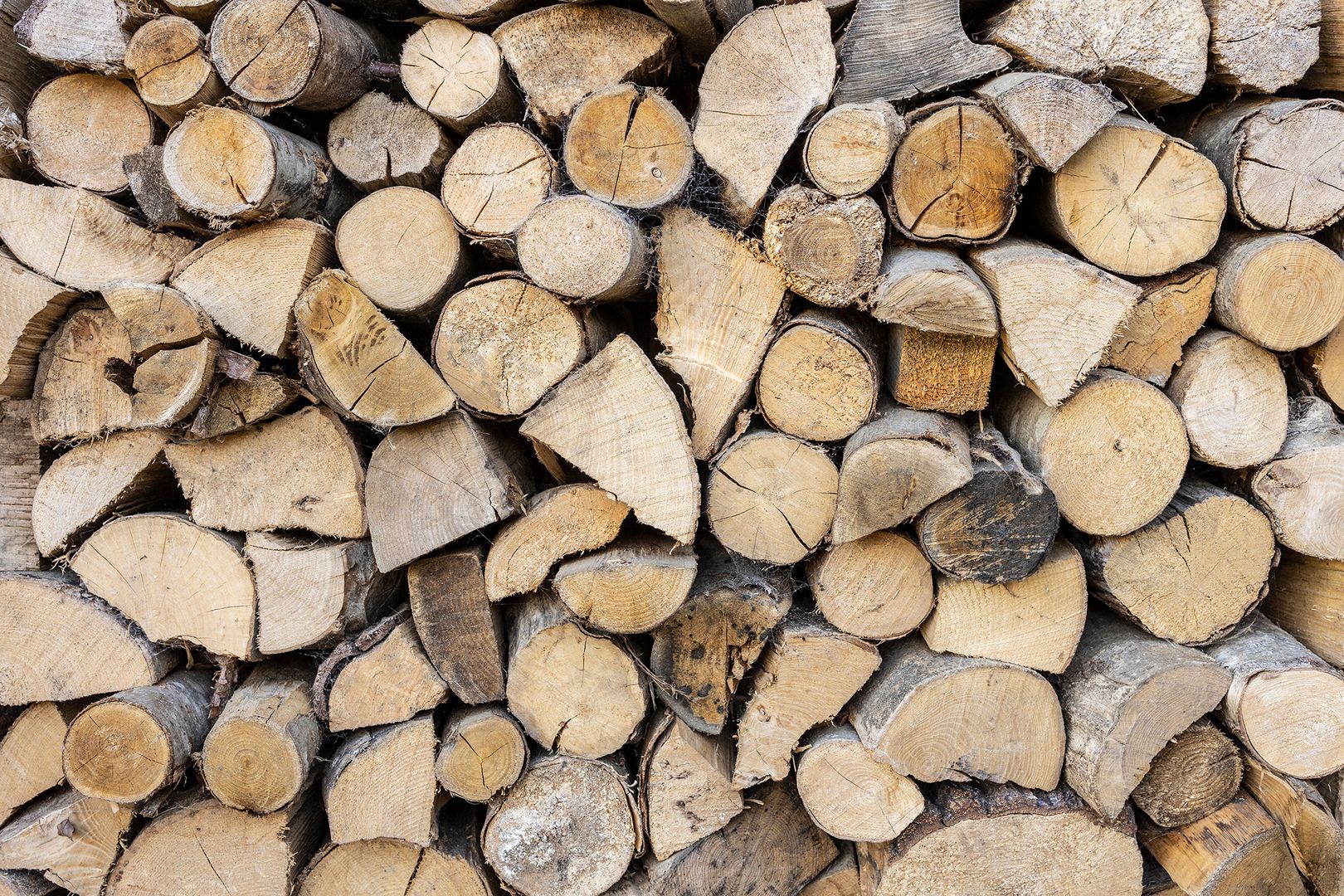 Holz aufeinander gestapelt
